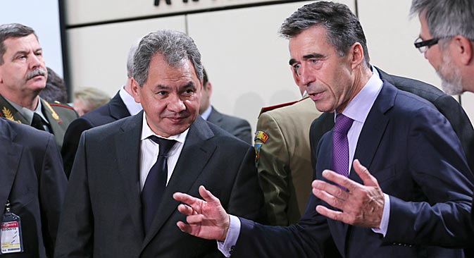 Министар Шојгу је поклонио генералном секретару НАТО-а Расмусену хохломски сувенир „који може добро доћи као заштита од изазова судбине“. Извор: AFP / East News.