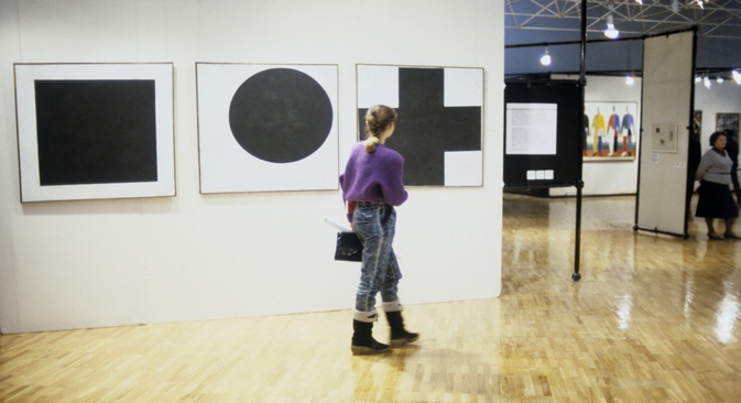 „Црни квадрат“ је на првој изложби био изложен у десном углу од улаза у просторију, тамо где по руској традицији у кући стоје иконе. Извор: Јуриј Сомов / РИА „Новости“.