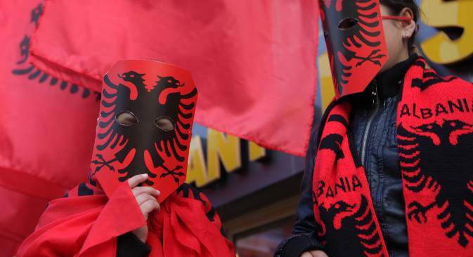 Млади косовски Албанци носе маске са мотивима албанске заставе на обележавању 100 година независности Албаније у Приштини. Извор: Reuters.