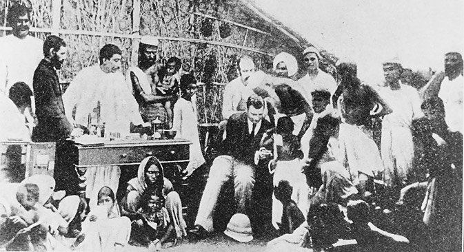 Почетком 1893. бактериолог Владимир Хавкин отпутовао је у Индију и тамо организовао производњу вакцине против колере. Лично је учествовао у вакцинацији више од 42.000 људи. Захваљујући томе број оболелих и смртност међу вакцинисанима смањили су се више десетина пута. Вакцинација по формули Хавкина после тога је постала масовна и у нешто унапређеном виду користи се и данас. Фотографија из слободних извора.