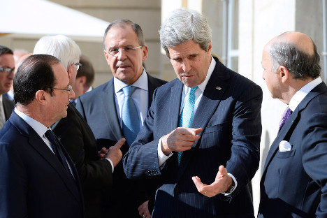 Ministro dos Negócios Estrangeiros da Rússia Serguêi Lavrov (centro),seu homólogo americano John Kerry (dir.) e presidente da França François Hollande (esq.) Foto: AP