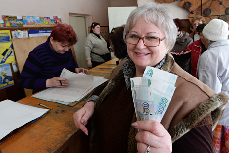 На Криму и у Севастопољу тренутно живи укупно 677 хиљада пензионера – за њих улазак полуострва у састав Русије значи повећање прихода. Извор: РИА „Новости“.