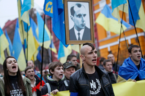 Украински националисти с десни символи и портрета на Степан Бандера (1909-1959), който от 1940 г. ръководи фракцията на Организацията на украинските националисти (ОУН-Б), чиито членове се борят срещу поляците и Червената армия в сътрудничество с нацистите.