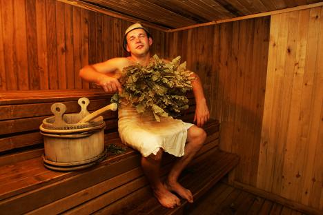 Шибање брезовим метлицама је једна од особености руских парних купатила. Извор: ИТАР-ТАСС.