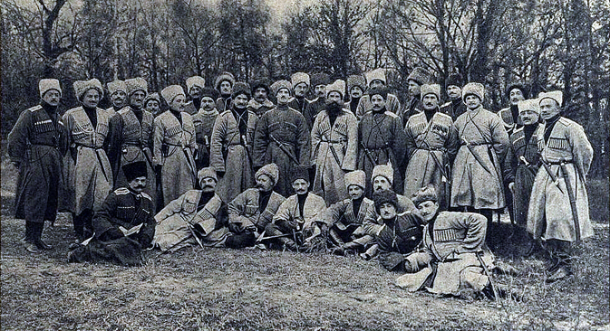 Велики кнез Михаил Александрович међу официрима 2. бригаде Кавкаске староседелачке коњичке дивизије (1914). Фотографија из слободних извора.