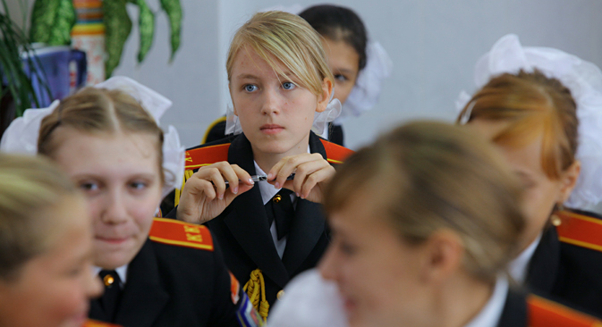 У Русији се данас све чешће могу видети огласи за упис девојчица на школовање или припремне курсеве у школама за „племените девојке“. Извор: Иља Питаљов / РИА „Новости“.