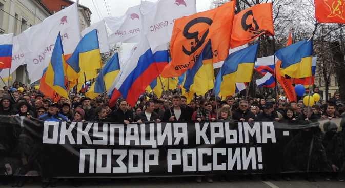 „Марш мира“, протестна шетња руске опозиције у Москви одржана у марту 2014. На транспаренту пише: „Окупација Крима - срамота Русије!“. Фотографија: Bogomolov.PL.