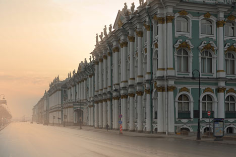 Зимскиот дворец, главната зграда на „Ермитаж“, на брегот на Нева во Санкт Петербург. 