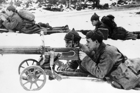 Митраљезац Црвене армије у снеговима Карелије. Иако је температура веч на почетку рата пала на -30, совјетско руководство је планирало да кампању оконча за пар недеља. Извор: РИА „Новости“.