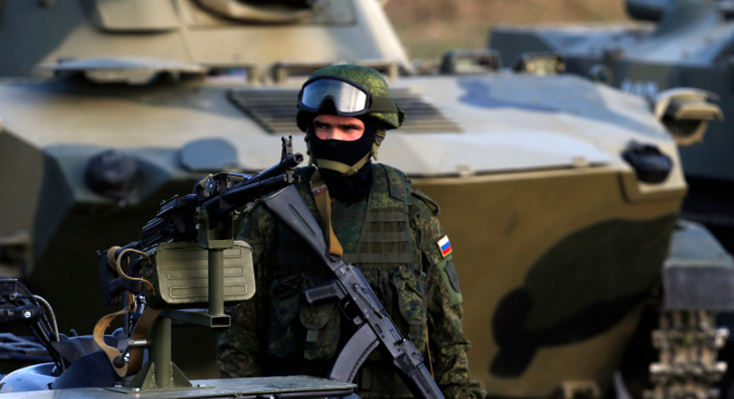 Припадник Оружаних снага Руске Федерације на полигону „Никинци“ током вежбе „Срем 2014“. Извор: AP.