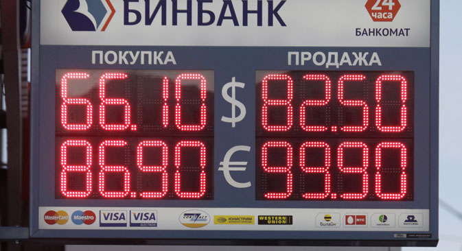 Бројке изнад улаза у банке на улицама Москве које пре месец дана нико није могао ни да замисли. Извор: Reuters.
