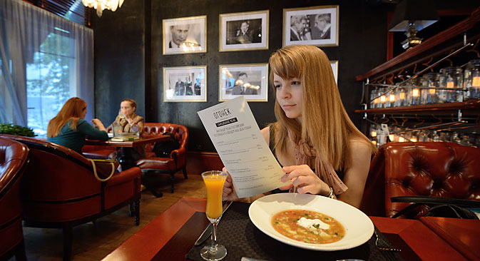 Жена чита специјални мени са храном руске производње у ресторану Огоњок у Јекатеринбургу. Фотографија: Антон Буценко.