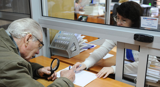 Пензионер попуњава формулар на шалтеру Руског пензионог фонда у Рјазању. Фотографија:  Александар Рјумин  / ТАСС.