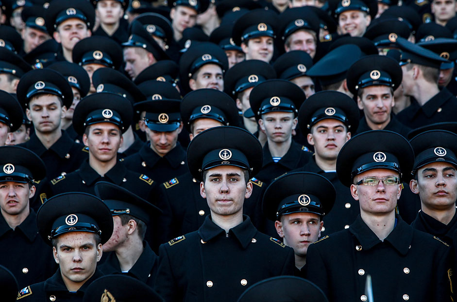 Sankt Petersburg: Offiziersschüler der staatlichen Marineakademie S.O. Makarow bei der feierlichen Zeremonie des Fahneneides. 