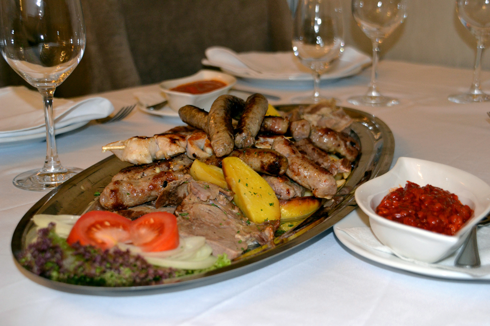 Српска храна у ресторану „Суботица“.