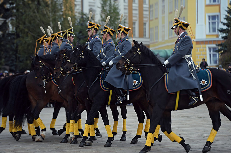 Конници от Почетния кавалерийски ескорт на Президентския полк по време на церемонията по смяна на конния и пеши караул на Съборния площад в Московския Кремъл.