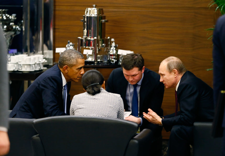 US President Barack Obama (L) talks to Russian counterpart Vladimir Putin (R) during a break of the G20 summit working session in Antalya, Turkey, 15 November 2015. In additional to discussions on the global economy, the G20 grouping of leading nations is set to focus on Syria during its summit this weekend, including the refugee crisis and the threat of terrorism.
