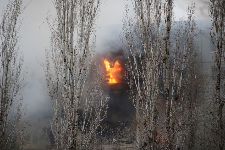 Пожар в разрушенном в результате взрыва бытового газа многоэтажном доме по улице Космонавтов в Волгограде.