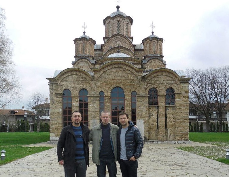 Антон Саричихин (у средини) са пријатељима у Грачаници.