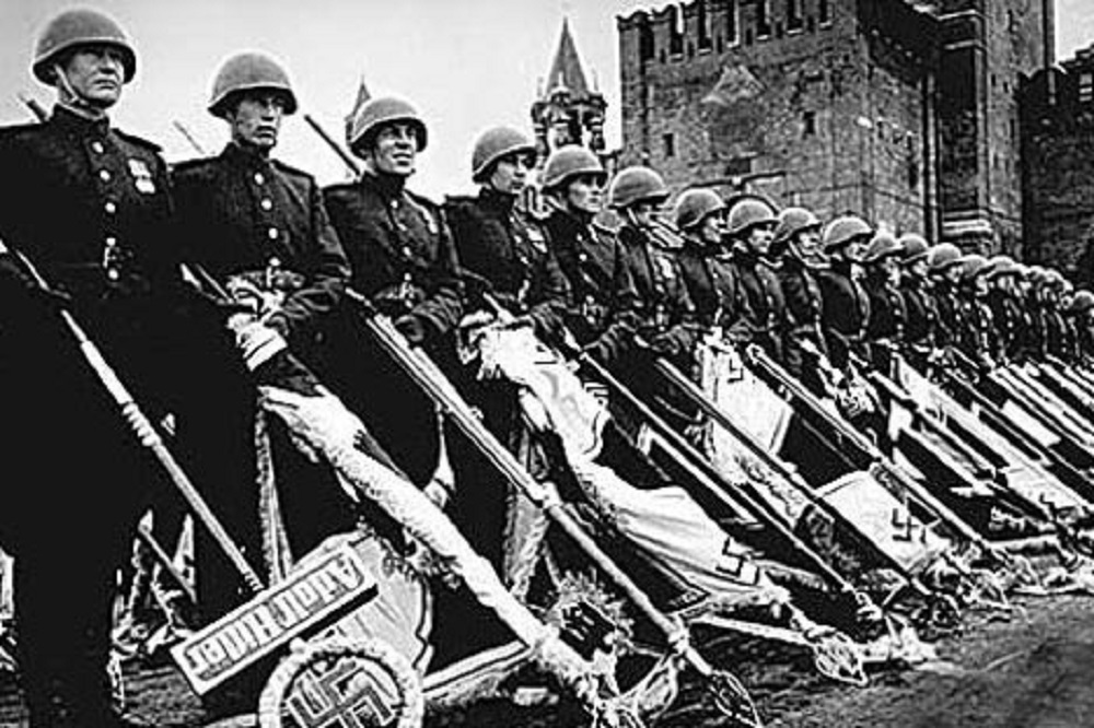 Na Paradi Pobjede 24. lipnja 1945. zastave poražene nacističke Njemačke bačene su ispred Lenjinovog mauzoleja. 
