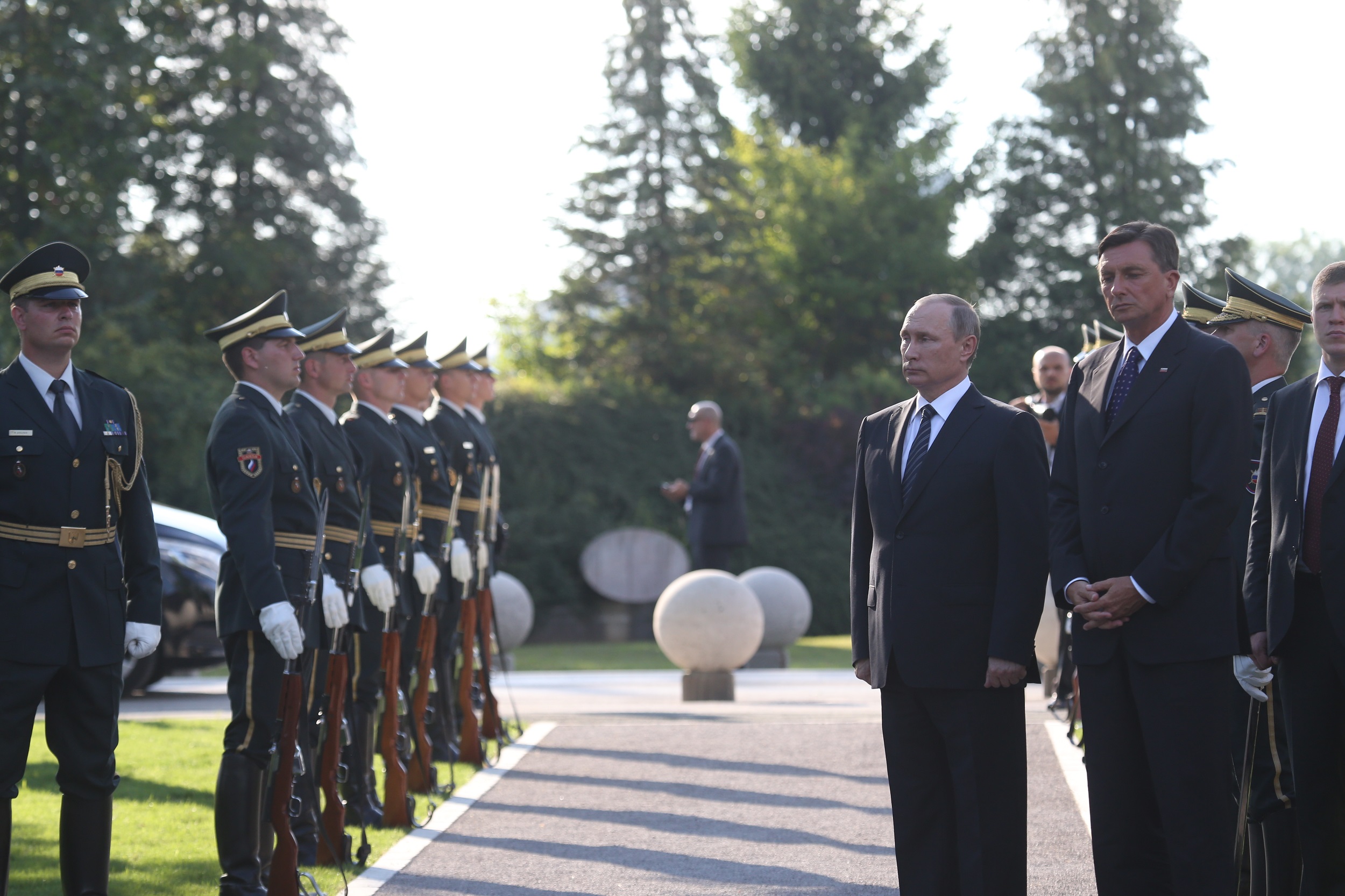 Ruskega predsednika Vladimirja Putina je šele na Žalah pričakala častna četa.