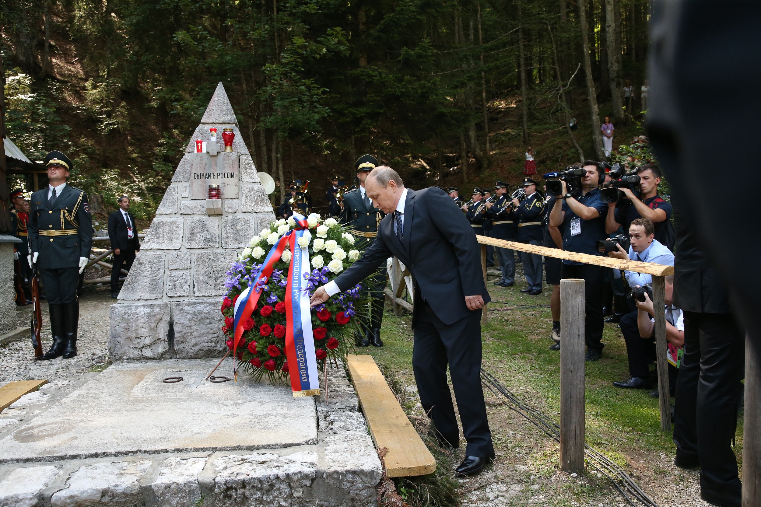 Ruski predsednik Vladimir Putin polaga venec na spomenik “Sinovom Rusije”.