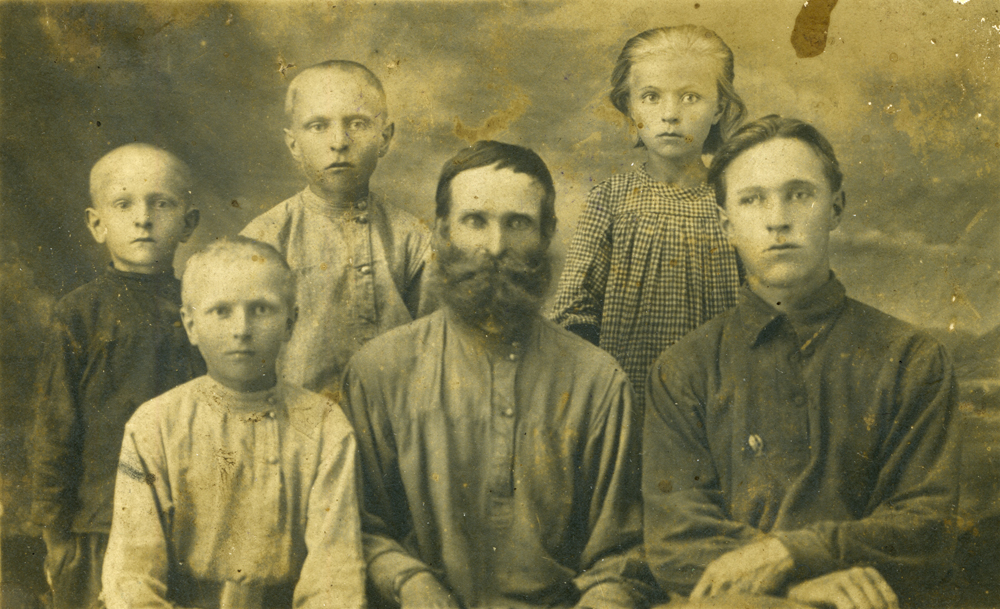 Stepan Karagodin (Mitte) mit seinen Kindern auf einem Archivbild. Einige Jahre später wird er verhaftet und erschossen.