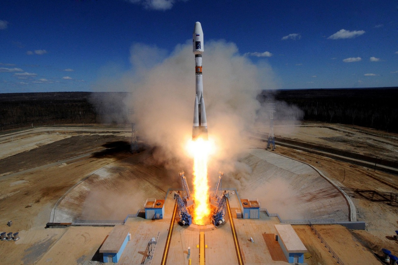 28 de abril. Primeiro lançamento espacial é realizado a partir do cosmódromo de Vostochny, na região de Amur. Vostochny é o primeiro cosmódromo civil da Rússia. A primeira missão tripulada deverá ser lançada a partir dessa base após 2023.