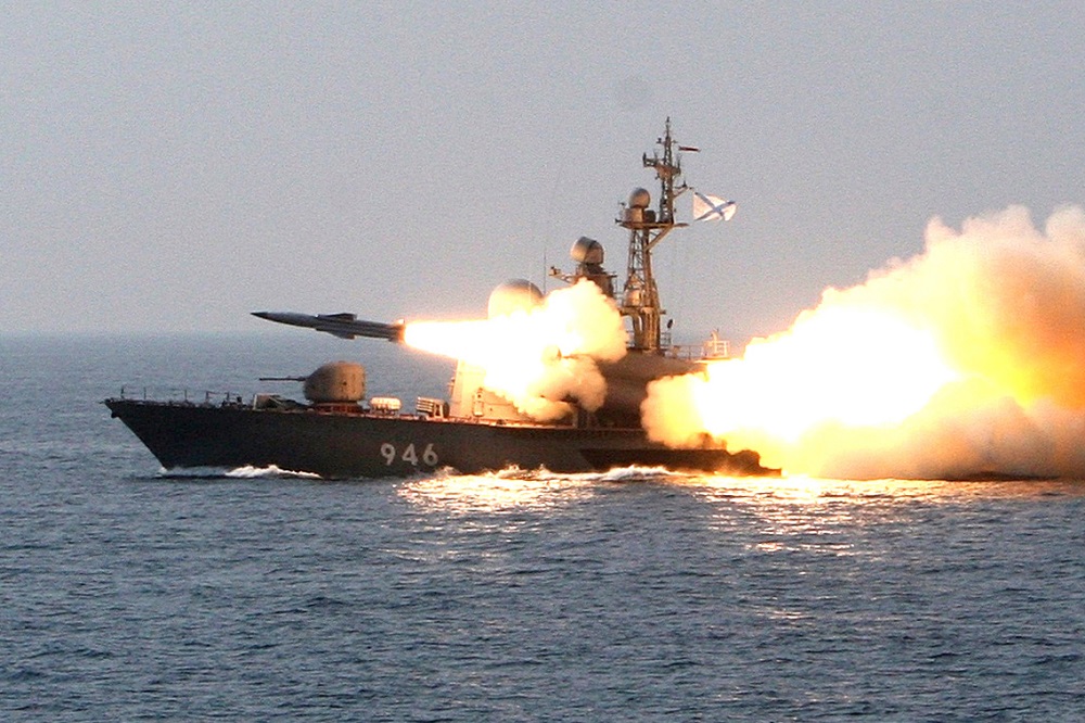 Sebuah misil antikapal supersonik Moskit ditembakkan dari sebuah kapal selama latihan di Laut Jepang.