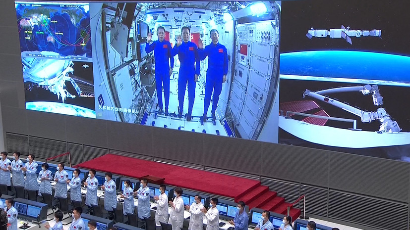 Китайские космонавты впервые с 2008 года вышли в открытый космос