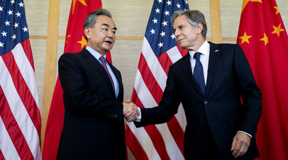 Глава МИД Китая Ван И и его американский коллега Энтони Блинкен