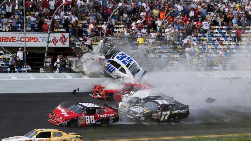 Этап гонок NASCAR во Флориде закончился трагедией: десятки зрителей ранены