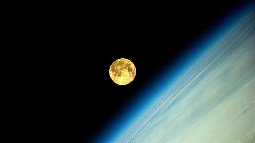 Лунный закат: российский космонавт опубликовал фото суперлуния с орбиты